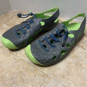 Keen waterproof shoes men’s 6, women’s 7.5